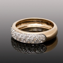 טבעת עשויה זהב צהוב 14 קארט, חתומה, משובצת יהלומים.