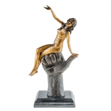 פסל ברונזה ישן דמות אישה עירומה יושבת על כף יד