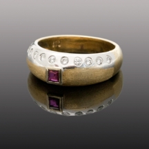 טבעת עשויה זהב צהוב 18 קארט, חתומה, משובצת אבן רובי ויהלומים.