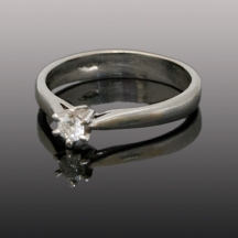 טבעת עשויה זהב לבן 14 קארט, חתומה, משובצת יהלום.