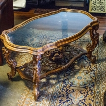 שולחן עץ בסגנון עתיק