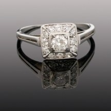 טבעת ארט דקו ישנה ויפה, עשויה זהב לבן 14 קארט משובצת יהלומים.