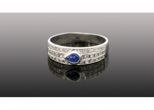טבעת עשויה זהב לבן 14 קארט משובצת ספיר כחול ויהלומים.