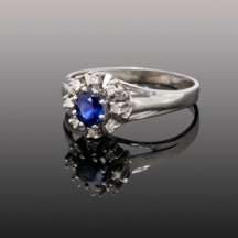 טבעת רטרו ישנה ויפה, עשויה זהב לבן 14 קארט, משובצת במרכזה ספיר כחול וסביבו יהלומ
