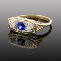 טבעת ישנה עשויה זהב צהוב 14 קארט משובצת ספיר כחול ויהלומים.