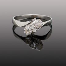טבעת רטרו ישנה עשויה זהב לבן 14 קארט משובצת יהלומים, משנת 1940-1950 בקירוב.