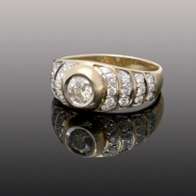 טבעת ישנה ויפה עשויה זהב צהוב 14 קארט משובצת יהלומים.