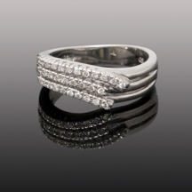 טבעת עשויה זהב לבן 18 קארט, חתומה, משובצת יהלומים.