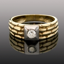 טבעת עשויה זהב צהוב 14 קארט, חתומה, משובצת יהלום.