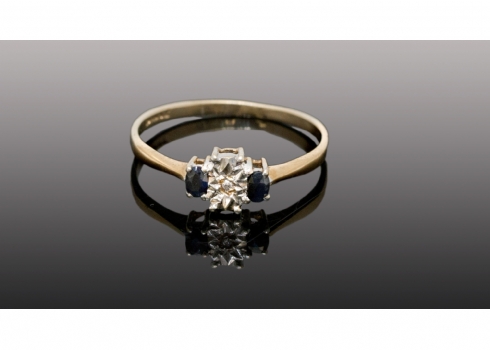טבעת זהב עתיקה משובצת יהלום וספירים