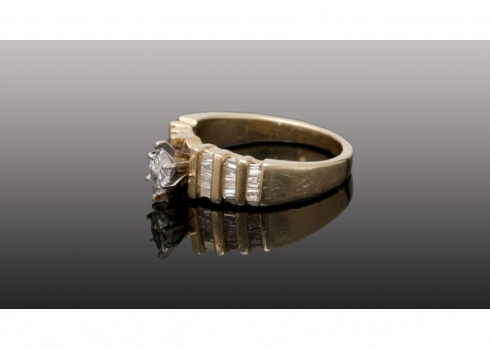 טבעת יפה עשויה זהב צהוב 14 קארט משובצת יהלומים