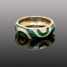 טבעת זהב משובצת יהלומים על רקע אמייל   (1477)