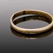 טבעת נישואים עתיקה עשויה זהב צהוב 14 קארט במשקל : 2.27 גרם.