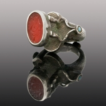 טבעת כסף אמנותית משובצת טורקיז ומדליון קורניאול