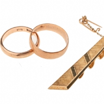 שתי טבעות נישואין וסיכת עניבה מזהב (X3)