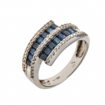טבעת משובצת יהלומים ואבני ספיר כחולות