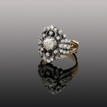 טבעת עתיקה יפה ומרשימה עשויה זהב ורוד 18 קארט משובצת יהלומים