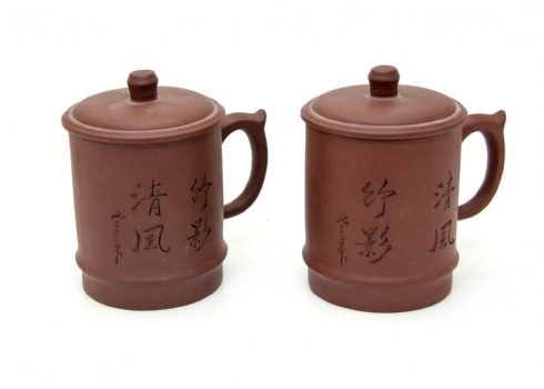 לוט של שני ספלי תה עשויים חרס