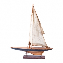 דגם עץ ישן של סירת מפרש