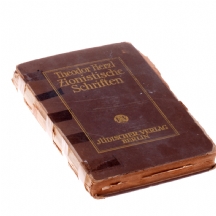 ספר גרמני ישן על בנימין זאב הרצל משנת 1920