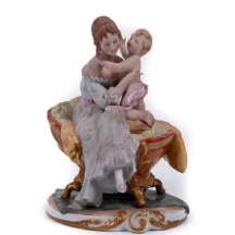 'אם חד הורית ותינוק' - פסל איטלקי עשוי פורצלן ביסקוויט
