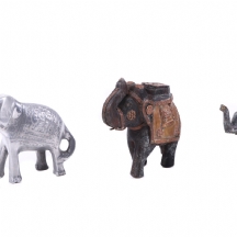 לוט של שלושה פסלוני מתכת בדמות פילים
