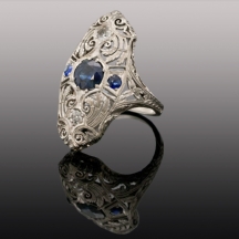 טבעת פלטינה מהמאה ה-19 עם יהלומים וספירים
