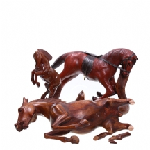 לוט של שלושה פסלים פגומים בדמות סוסים