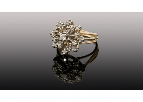 טבעת קוקטייל עשויה זהב משובצת יהלומים