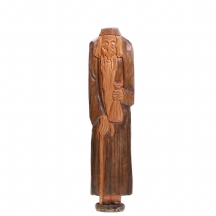 פסל עץ ישן בדמות זקן מחזיק צרור ומקל הליכה