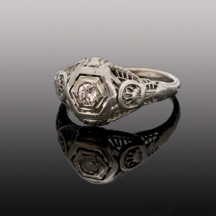 טבעת אדוארדיאנית עשויה זהב 14 קראט ומשובצת יהלום