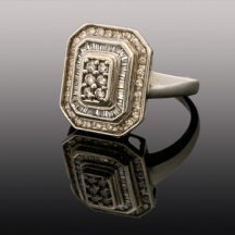 טבעת ישנה עשויה זהב לבן 10 קארט משובצת יהלומים.