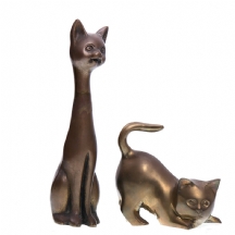 שני פסלי ברונזה בדמות חתולים