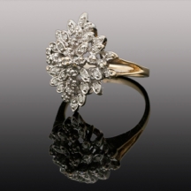 טבעת זהב ויהלומים בדגם פרח מעוין