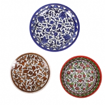 לוט של שלוש צלחות עשויות קרמיקה ארמנית