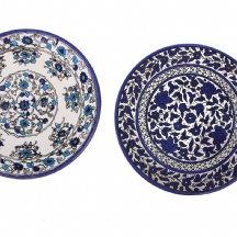 לוט של שתי צלחות עשויות קרמיקה ארמנית