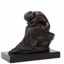 פסל ברונזה בדמות נערה מנמנמת על ברכיה