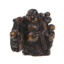 פסל סיני דקורטיבי בדמות בודהה שמנמן עם שלושה ילדים