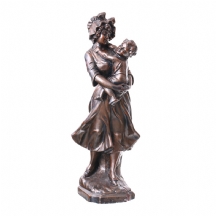 פסל מרשים בדמות אישה וילד