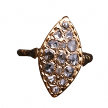 טבעת עתיקה משובצת יהלומים בליטוש עתיק (דיאמנטים)