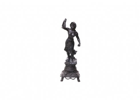 פסל עתיק מסוף המאה ה-19 בדמות נערה דייגת