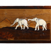 לוח עשוי בעבודת 'מרקטרי' בדמות צמד פילים