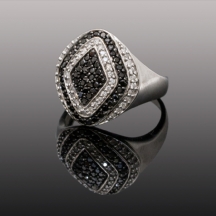 טבעת עשויה זהב לבן 14 קארט, חתומה, משובצת יהלומים שחורים ולבנים.