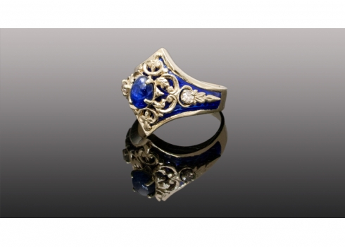 טבעת עתיקה עשויה זהב צהוב 14 קארט משובצת אבן ספיר כחולה אובאלית בליטוש קאבושון ו