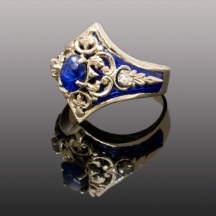 טבעת עתיקה עשויה זהב צהוב 14 קארט משובצת אבן ספיר כחולה אובאלית בליטוש קאבושון ו