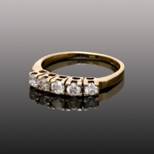 טבעת עשויה זהב ויהלומים