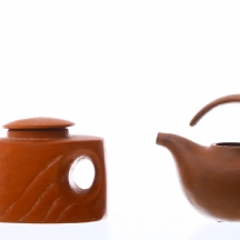 של שני קומקומי תה מעוצבים עשויים טרקוטה (X2)