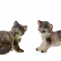 זוג פסלי חרסינה בדמות חתולים אפורי פרווה