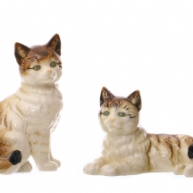 זוג פסלי חרסינה בדמות חתולים חומים