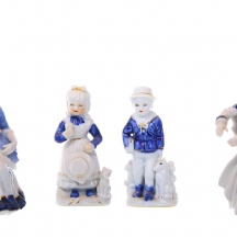 לוט של ארבעה פסלוני חרסינה